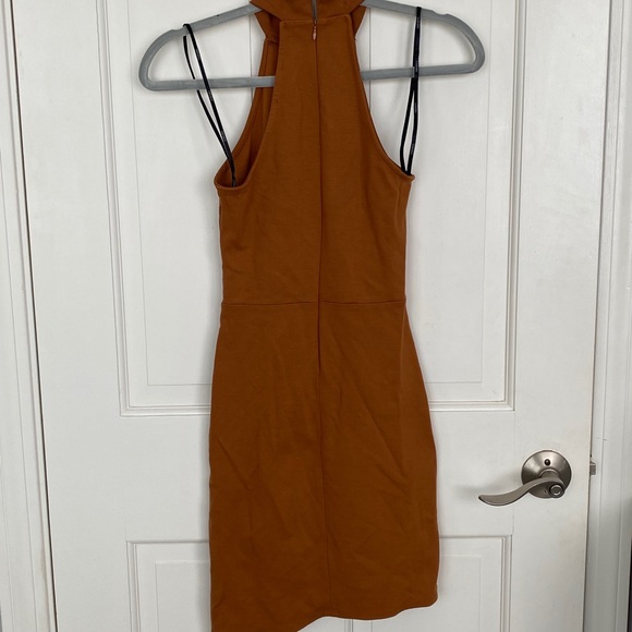 Bodycon asymmetrical bottom halter Dress - Picture 2 of 3
